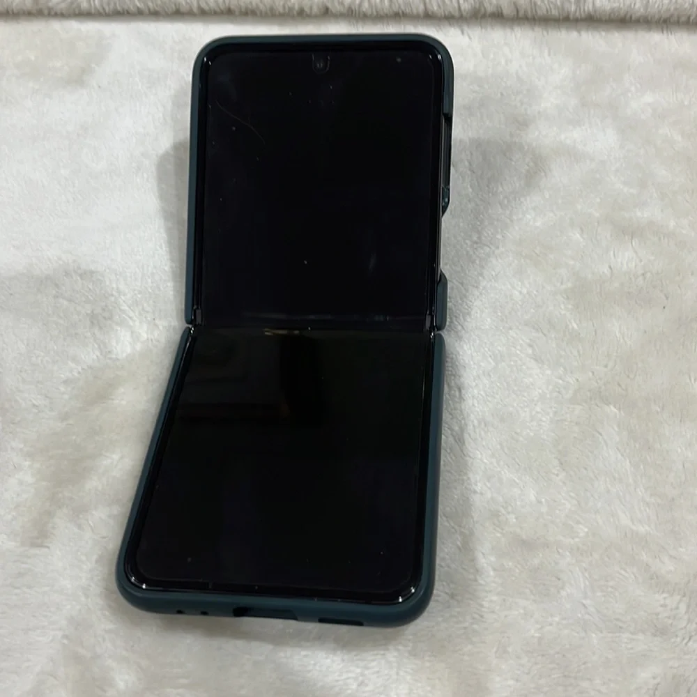 COPY - Sacrifice sale New Model Samsung Flip 4 w cover in hunter green